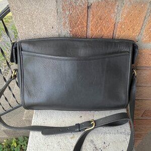 COACH Vintage Taylor Zip USA 90s Navy Blue Ink Leather Shoulder Crossbody Bag